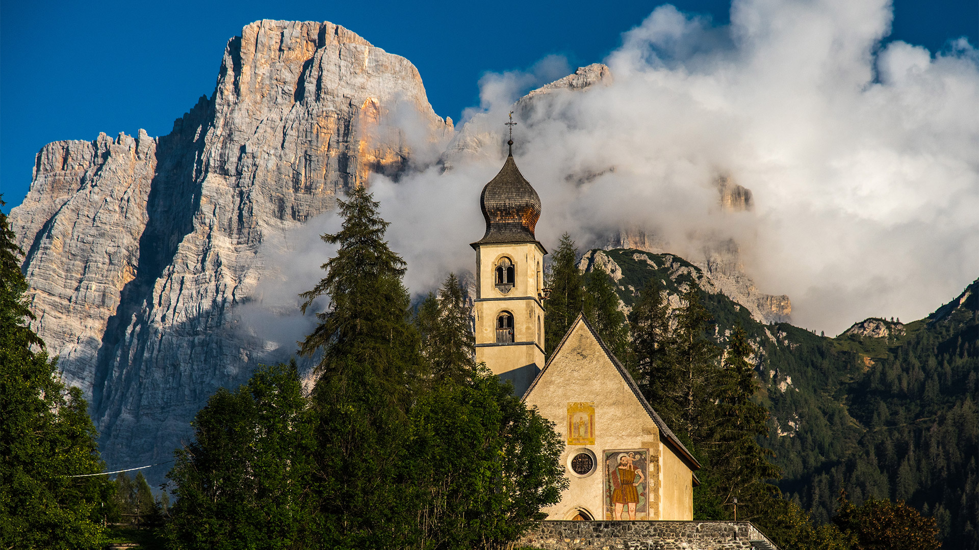 La chiesa di Santa Fosca e il Monte Pelmo alle sue spalle, Selva di Cadore, Val Fiorentina, Dolomitii (BL), Veneto, Italy